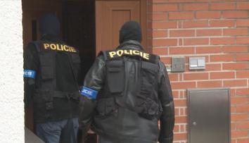 Padl verdikt za donášení lihové mafii. Bývalým celníkům hrozí až 16 let vězení