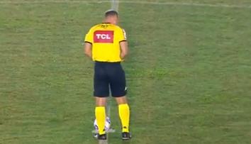 Neuvěřitelné! Když musíš, tak musíš. Sudí se vymočil přímo na střed hřiště