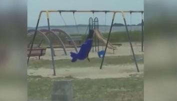VIDEO: Dováděl na pláži s houpačkou neposedný duch?