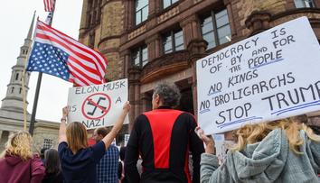 S Trumpem nesouhlasí ani polovina USA. Protestují lidé v ulicích i politici
