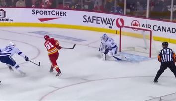 Přeskok, pirueta a gól. Útočník Calgary se blýskl výstavní trefou