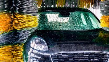 Jak připravit auto na sezónu? Vyhněte se kartáčovým myčkám, varuje odborník