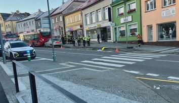 Opilý řidič ve Žďáru narazil do autobusu. Policisté mu zabavili řidičák