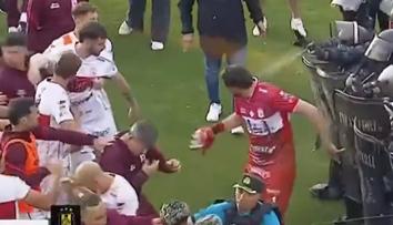 Pořádná divočina v Jižní Americe. Policie použila na fotbalisty pepřový sprej