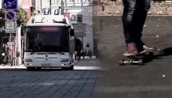 VIDEO: Muž hodil skateboard proti autobusu, v masce zůstala díra