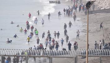 Na území Španělska vtrhly tisíce migrantů z Afriky. Exkláva chce vyhlásit stav nouze