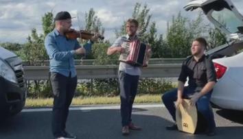 Folk jako lék na dlouhou chvíli. Hudebníci bavili kolonu na dálnici