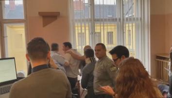 Soud s Andrejem Babišem narušil muž, musel být násilně vyveden