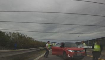 Agresivní muž u D11 vtrhl ženě do auta. Vyhodil ji a ujel po dálnici