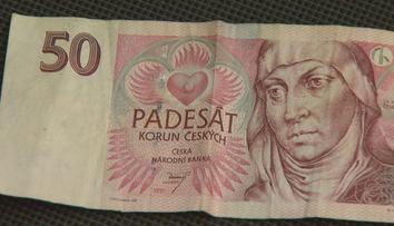 Češi mají doma půl miliardy v papírových 50. Přestanou platit