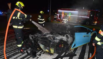 Plameny zničily luxusní auto. Škoda je 11 milionů korun