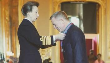 Představitel Jamese Bonda dostal stejné vyznamenání jako filmový agent 007