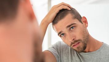 Zavřená kadeřnictví a barbershopy? Návod, jak si upravit vlasy jako profík