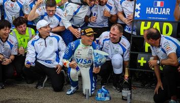 Za první pódium dvě trofeje. Hadjar dostane novou, rozbitou si může nechat