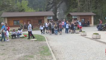 Skalní města nezvládají turisty z Polska. Policie opět zavírá hranici