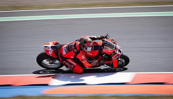 Razgatlioglu hattrick v Mostě nezískal. Na cílové rovince ho předjel Bulega