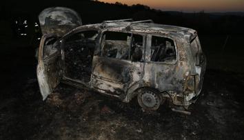 Žhavý výfuk zapálil trávu pod autem, požár zničil celé auto