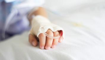 Chlapec snědl sýr a upadl do kómatu. Po devíti letech od nákazy zemřel