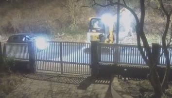 Trojice zlodějů měla krást auta i stavební techniku. Hrozí jim až osm let za mřížemi
