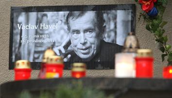 Lidé v celé zemi zapalují svíčky. Před 7 lety zemřel Václav Havel