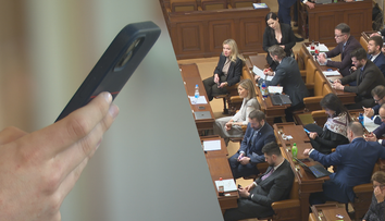 Politici nejdou pro sprostá slova daleko. Je to kvůli sociálním sítím, říká expert
