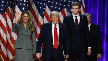 Objevily se silvestrovské záběry Barrona Trumpa z klubu. Melania zuří
