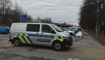 Policie v Praze vyšetřuje otřesný čin. Muž měl zavřít ženu v bytě a zapálit ho