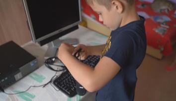 Školy mají problém s nedostatkem počítačů. Pomoci má speciální projekt