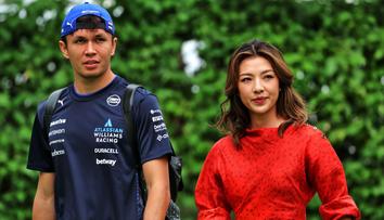 Zamilovaná fotka a prstýnek. Pilot F1 požádal o ruku golfovou hvězdu
