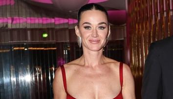 Katy Perry si užívá v Praze: Vlezla do orloje a nacpala se řízkem