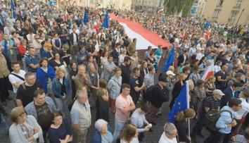 Tisíce Poláků vyšly do ulic! Nelíbí se jim reforma Nejvyššího soudu