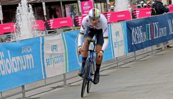Odstartovalo Giro d´Italia. Úvodní časovku vyhrál Ganna
