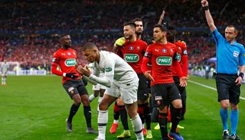 Zákeřný Mbappé: Soupeři prošlápl koleno, dostal červenou! VIDEO