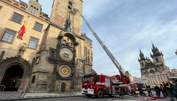 Unikátní cvičení pražských hasičů. Trénovali přímo na Staroměstské radnici