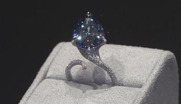 V Ženevě dražili luxusní šperky. Hlavní hvězdou byl diamant ve tvaru hrušky