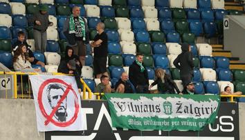 Sbal se! Fanoušci v Litvě chtějí odvolání trenéra, na hřiště mu naházeli kufry