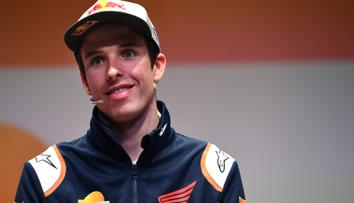Bratrovražedný souboj v cíli ovládl mladší Alex, na bedně skončil i Rossi