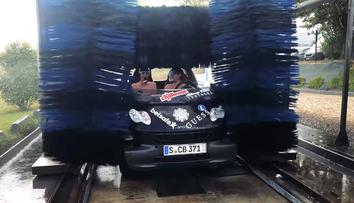 Jak bojovat s horkem? Blázni vjeli bez střechy do myčky! VIDEO