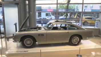 Střílí, mění značky, hází hřebíky. Bondův Aston Martin je na prodej!