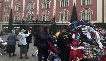 Někdo v centru Prahy vysypal tuny oblečení. Magistrát to schválil, ale neví komu