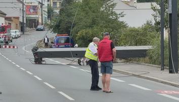 Na Proseku se převrátil autojeřáb. Při pádu s sebou strhl troleje