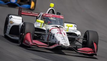 Formule po nárazu letěla vzduchem, závodníka odvezl vrtulník