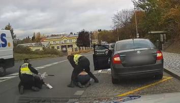VIDEO: Řidič nedostal na kruháči přednost. Vyřídit si to chtěl s obuškem v ruce
