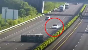 Selhání autopilota? Tesla vletěla přímo do převráceného náklaďáku!