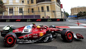 Nepovedený start Hamiltona v Baku. Při tréninku poničil své Ferrari