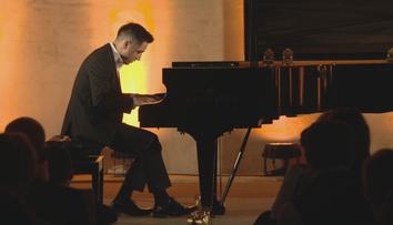 VÍKEND: Obdivuhodný příběh pianisty Tomáše Kača