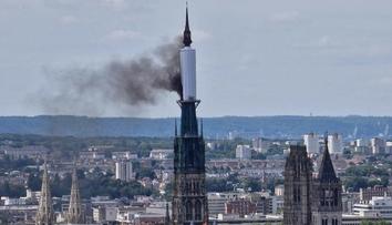 Věž gotické katedrály Notre-Dame v Rouenu zachvátil požár. Zasahovaly desítky hasičských vozů