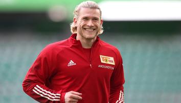 Svůdník Karius ulovil další sexbombu. Randí se známou italskou reportérkou