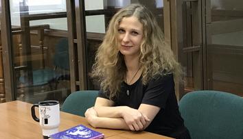 Zakládající členka kapely Pussy Riot utekla z Ruska. Hrozilo jí vězení