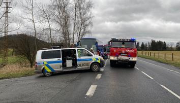 Na Plzeňsku se srazilo auto s autobusem plným turistů. Řidič vozu zemřel